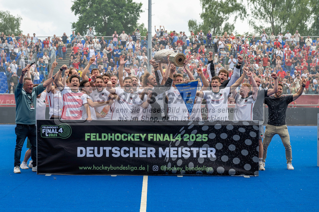 Final4_20250601-1625-Z82_9545 | Krefeld, Deutschland, 01.06.2025:  Feldhockey Final4 2025 – „Deutsche Feldhockey-Meisterschaften 2025“ Crefelder HTC - Rot-Weiss Köln (Finale Herren) im Gerd-Wellen-Hockeyanlage am 01.06.2025 in Krefeld, Deutschland. (Foto von Kramhöller/Fehrmann/Kaste)Krefeld, Germany, 01.06.2025: Feldhockey Final4 2025 – „Deutsche Feldhockey-Meisterschaften 2025“ Harvestehuder HTC - Düsseldorfer HC (Finale Damen) in Gerd-Wellen-Hockeyanlage at 01.06.2025 in Krefeld, Deutschland. (Foto from Kramhöller/Fehrmann/Kaste)