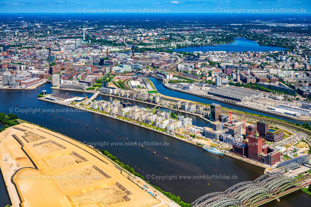 Hamburg_Baakenhafen_Hafencity_ELS_0687200625 | HAMBURG 16.06.2025 Baustellen für Wohn- und Geschäftshäuser im Baakenhafen entlang der der Baakenallee in der HafenCity in Hamburg, Deutschland. Weiterführende Informationen bei: AUG. PRIEN Bauunternehmung (GmbH & Co. KG),  BVE Bauverein der Elbgemeinden eG,  Baugenossenschaft Hamburger Wohnen eG,  Johann Daniel Lawaetz-Stiftung,  Richard Ditting GmbH & Co. KG,  bof architekten,  florian krieger - architektur und städtebau gmbh. // Construction sites for residential and commercial buildings in the Baakenhafen along the Baakenallee in HafenCity in Hamburg, Germany. Further information at: AUG. PRIEN Bauunternehmung (GmbH & Co. KG),  BVE Bauverein der Elbgemeinden eG,  Baugenossenschaft Hamburger Wohnen eG,  Johann Daniel Lawaetz-Stiftung,  Richard Ditting GmbH & Co. KG,  bof architekten,  florian krieger - architektur und staedtebau gmbh. Foto: Martin Elsen