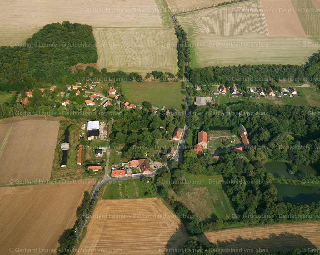 2638839 | SUDERODE 23.08.2006 Landwirtschaftliche Nutzflächen und Feldgrenzen  umsäumen das Siedlungsgebiet des Dorfes in Suderode im Bundesland Sachsen-Anhalt, Deutschland // Agricultural land and field boundaries surround the settlement area of the village  in Suderode in the state Saxony-Anhalt, Germany Foto: Gerhard Launer
