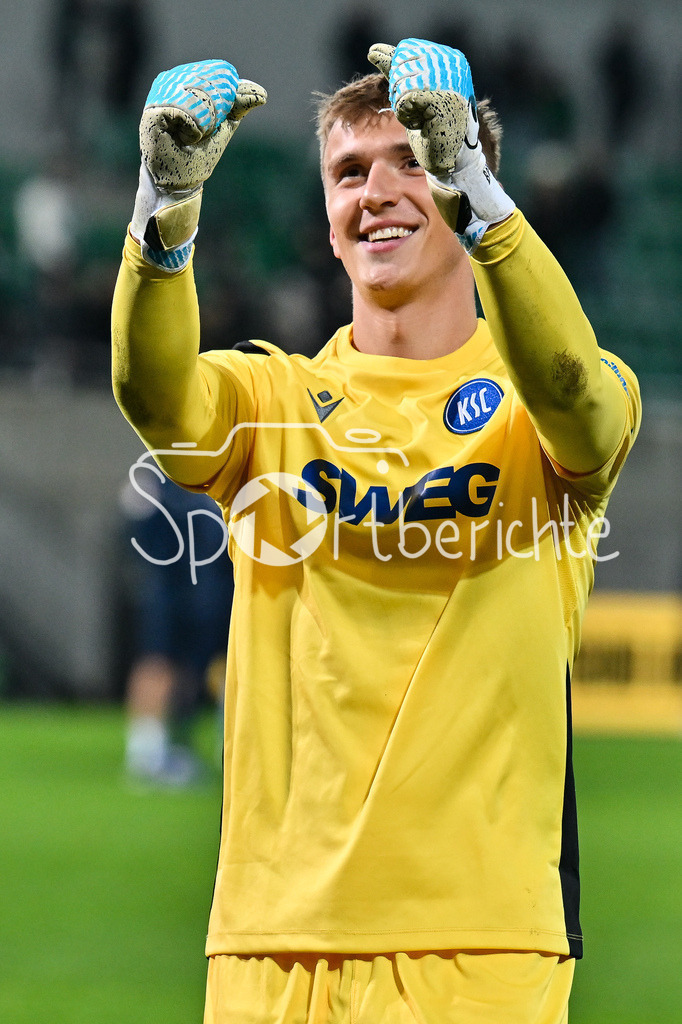 SpVgg Greuther Fürth - Karlsruher SC | FUERTH, GERMANY - OCTOBER 24: the team of Karsluhe - Hans Chrisitan BERNAT (Karslruher 1) - celebtrating with the fans after the 2. bundesliga match between SpVgg Greuther Fuerth vs. Karlsruher SC on matchday 10 at Sportpark Ronhof Thomas Sommer on October 24, 2025 in Fuerth, Germany / DFL REGULATIONS PROHIBIT ANY USE OF PHOTOGRAPHS AS IMAGE SEQUENCES AND/OR QUASI-VIDEO
