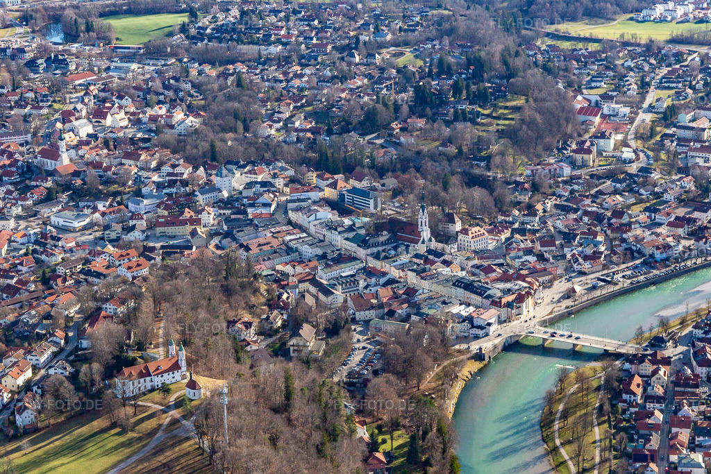 Luftbild: Altstadt mit Isarbrücke in Bad Tölz im Bundesland Bayern in Deutschland. Foto: IMG_139464.jpg vom 27.12.2023 durch Werner Riehm/FLY-FOTO.de