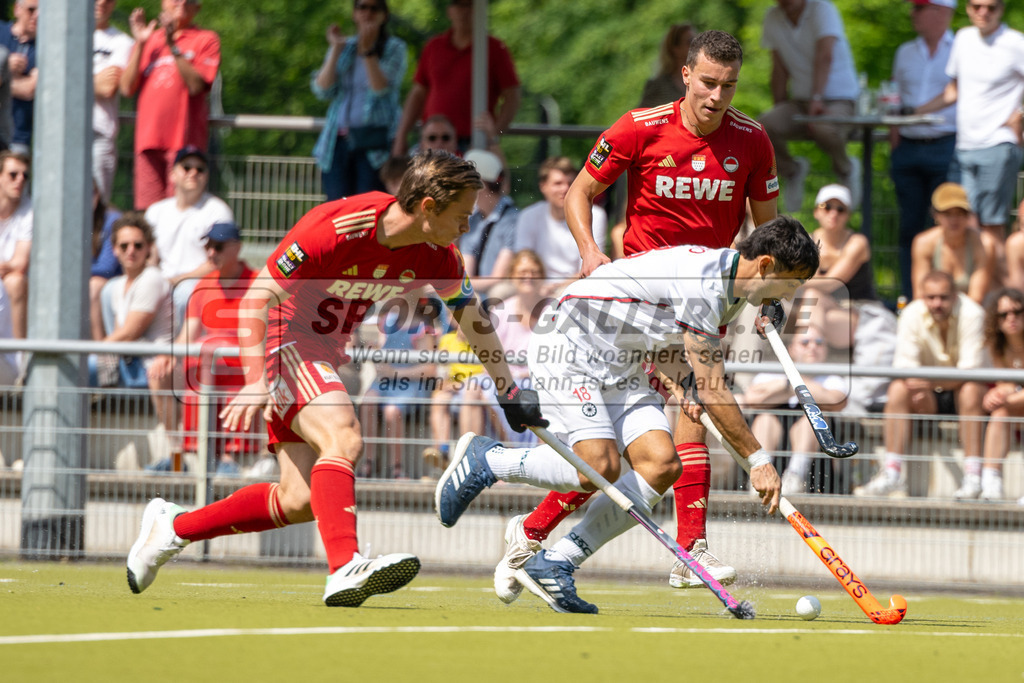 SFE_20240511_0041 | Krefeld, Deutschland, 11.05.2024: Martin Ferreiro (Crefelder HTC) Antheus Barry (Rot-Weiss Köln) in Aktion waehrend des Spiels der Feldhockey 1. Bundesliga Herren zwischen Crefelder HTC - Rot Weiss Köln im Gerd-Wellen-Hockeyanlage am 11.05.2024 in Krefeld, Deutschland. (Foto von Stephan Fehrmann)

Krefeld, Germany, 11.05.2024: Martin Ferreiro (Crefelder HTC) Antheus Barry (Rot-Weiss Köln) in action during the game of Feldhockey 1. Bundesliga Herren between Crefelder HTC - Rot Weiss Köln in Gerd-Wellen-Hockeyanlage at 11.05.2024 in Krefeld, Deutschland. (Foto from Stephan Fehrmann)