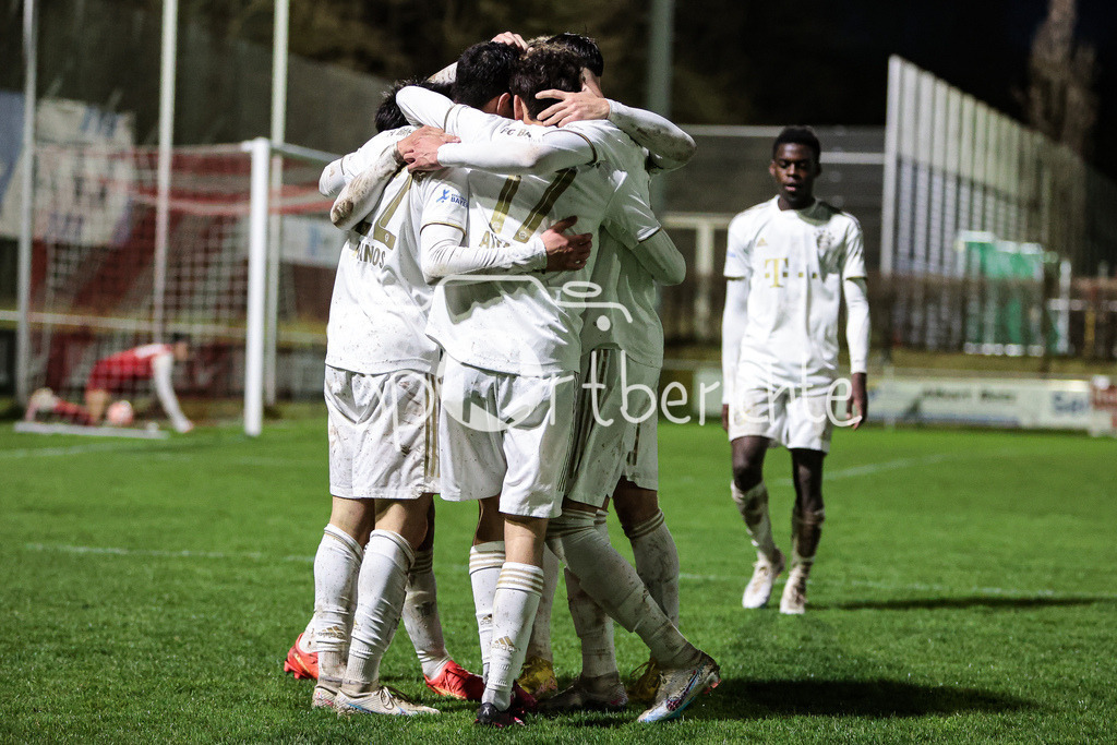 SV Heimstetten - FC Bayern Amateure | Die kleinen Bayern jubeln ueber das Tor zum 1-5 durch durch Grant-Leon RANOS (FCB #22)