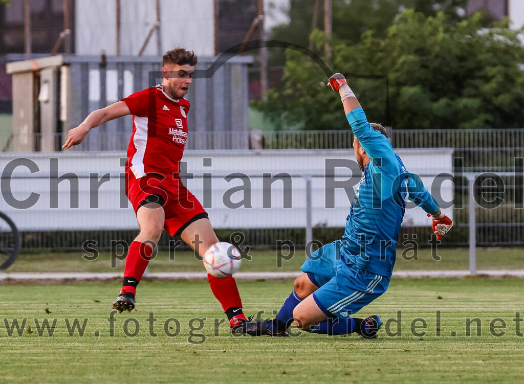 2023-07-20_016_FC_Finsing_gegen_TSV_Wartenberg | Finsing, Deutschland, 20.07.2023:
Fußball, Kreisliga 2023 / 2024, Testspiel, FC Finsing gegen TSV Wartenberg, Endergebnis: 1:0

Maximilian Kronseder (TSV Wartenberg, #6), Torwart Daniel Schröder (FC Finsing, #1)

Foto: Christian Riedel / fotografie-riedel.net