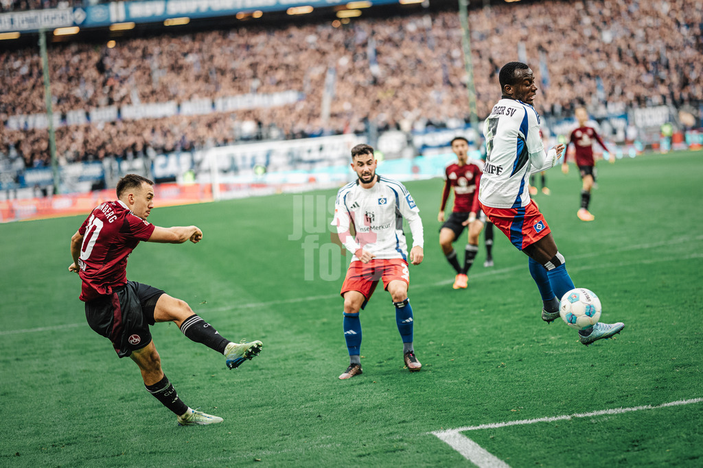 Fußball | Männer | Saison 2024/2025 | 2. Fußball-Bundesliga | 11. Spieltag | Hamburger SV vs. 1. FC Nürnberg | 03.11.2024 | Julian Justvan (#10, 1. FC Nürnberg) schießt aufs Tor