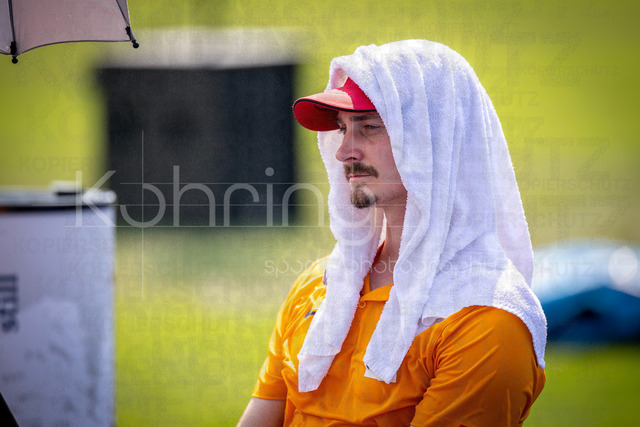 Multisport Event; Ratingen, 27.06.2026 | RATINGEN, GERMANY - JUNE 27, 2026 : Impressions, an assistant with a heat protection during the Multisport Event at Stadion Ratingen on June 27, 2026 in Ratingen, Germany.