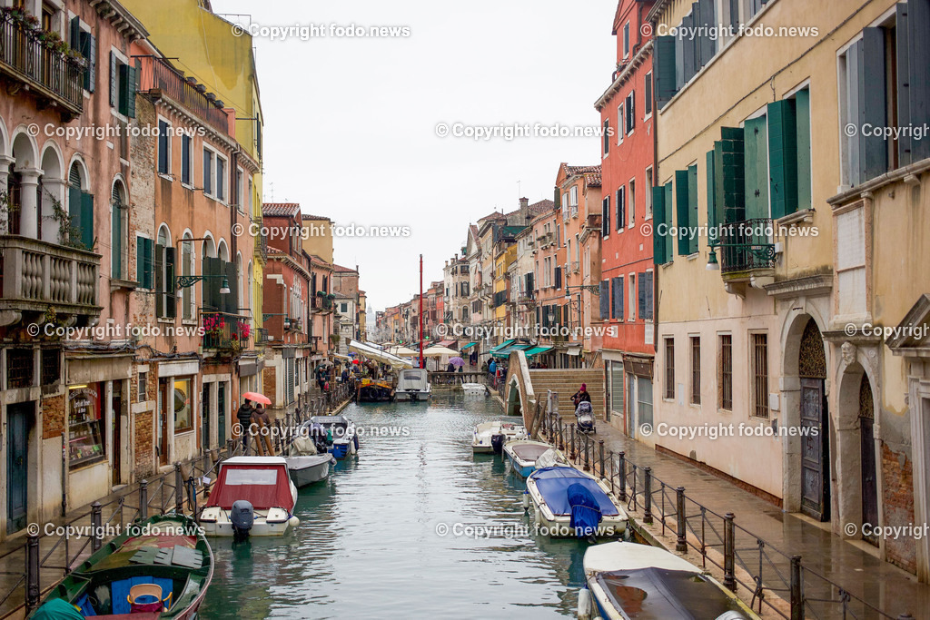 Italien_ Venedig_ 16.02.2024-44 | 16.02.2024, Italien, ITA, Venetien, Venedig, im Bild Venedig, Stadtansichten, Touristen, Reisefeature, venezianisch, Reise, Venedig, Venezia, Venetien, Stadtansicht, Campanile, Canale Grande, Markusplatz, Markuskirche, Touristen, Gondel, Gondolere, Faehre, Motorboot, Wassertaxi, Vaporetto, Adria, Lagune, Pfahlbauten, Bruecke, Rialtobruecke, La Gondola, Dogenpalast, Italien, Hochwasser, Creativ, Kreativ