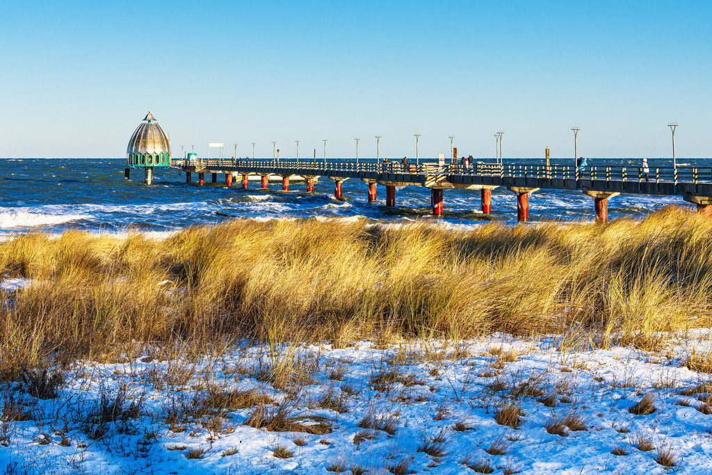 Düne und Seebrücke an der Ostseeküste bei Zingst auf dem Fischland-Darß | Düne und Seebrücke an der Ostseeküste bei Zingst auf dem Fischland-Darß.
