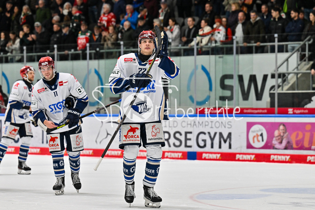 Augsburger Panther - Schwenninger Wild Wings | AUGSBURG, DEUTSCHLAND - 2. NOVEMBER: Die Spieler der Wild Wings bedanken sich bei den mitgereisten Fans nach dem Ligaspiel zwischen den Augsburger Panthern und den Schwenninger Wild Wings am 17. Spieltag der Penny DEL im Curt Frenzel Stadion am 02.11.2025 / Niklas HÜBNER (Schwenninger Wild Wings 72)