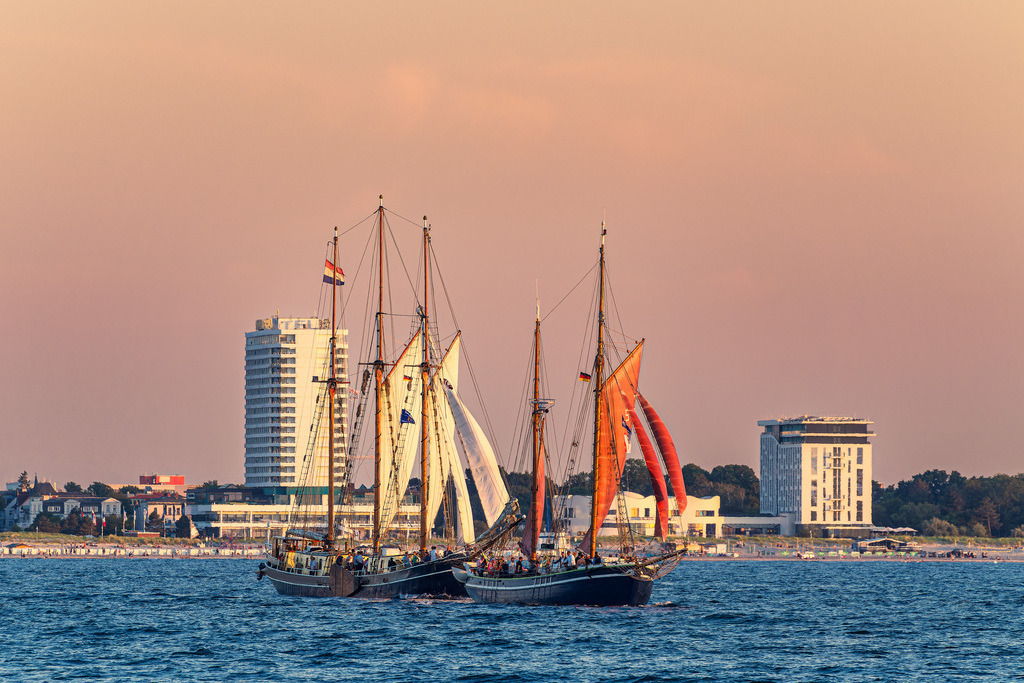 Segelschiffe im Sonnenuntergang auf der Hanse Sail in Rostock | Segelschiffe im Sonnenuntergang auf der Hanse Sail in Rostock.