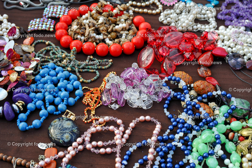 Modeschmuck_ 11.02.2024-1 | 11.02.2024, Linz, AUT, Modeschmuck, im Bild Modeschmuck, Schmuck, Steine, Ketten, Halsketten, Armbaender, bunt, Perlen, Ohrringe, Flohmarkt, billig