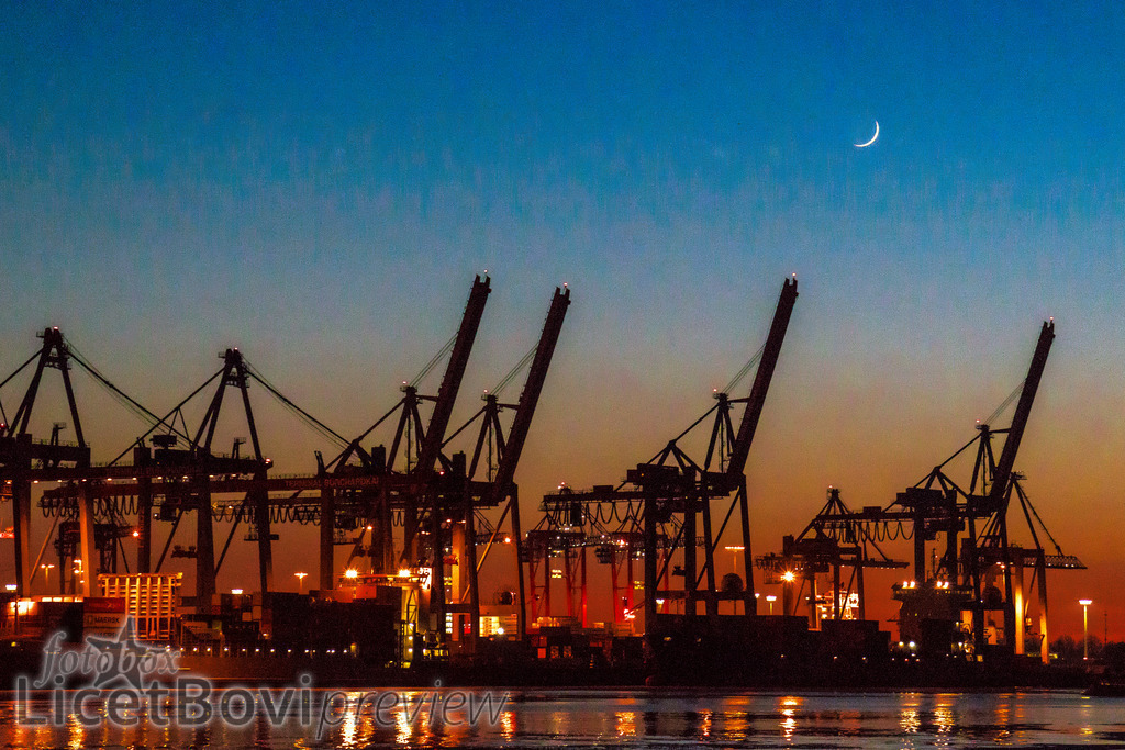 Abendrot | Die Mondsichel steht über den Containerbrücken des Hamburger Hafens. - Realisiert mit Pictrs.com