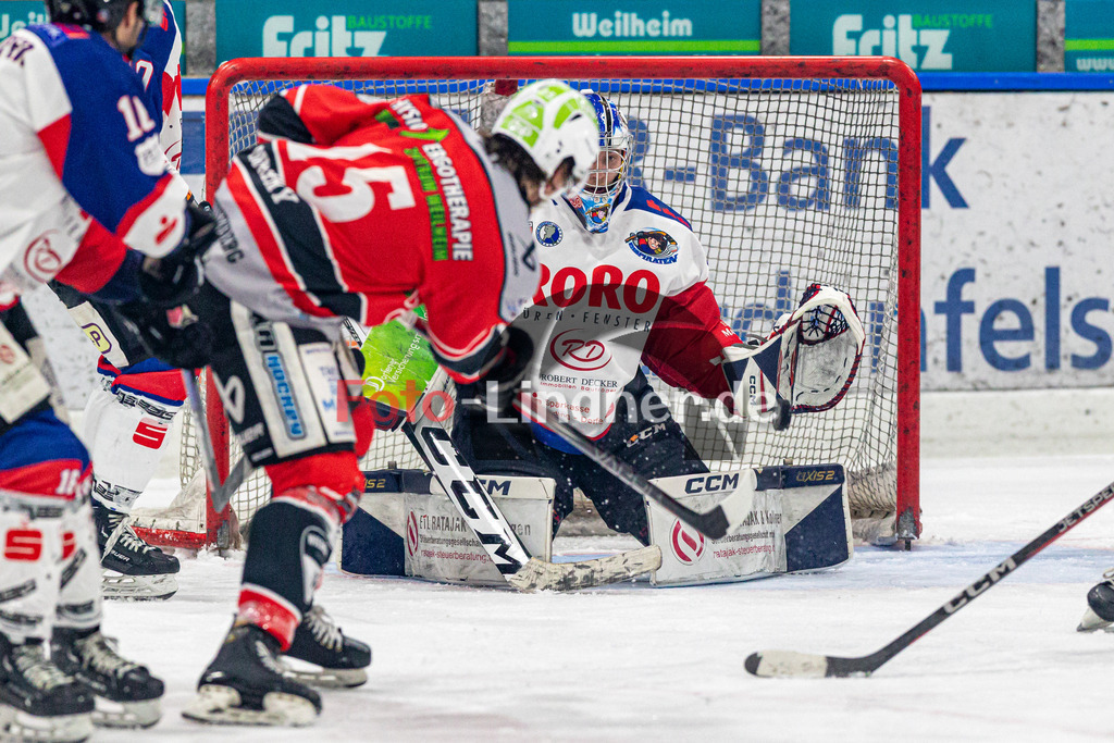 TSV Peißenberg Miners vs ESC Dorfen Eispiraten | Eishockey Bayernliga 2023/2024, TSV Peißenberg Miners vs ESC Dorfen Eispiraten, 20231229,
Ryan MURPHY (Miners 15) Schuss aufs Tor von Andreas MAREK (Eispiraten Goalie 30),
2023-12-29 in Peißenberg (Eisstadion)
15 Ryan MURPHY (Miners 15), 30 Andreas MAREK (Eispiraten Goalie 30)
Copyright: WolfgangxLindner foto-lindner.de