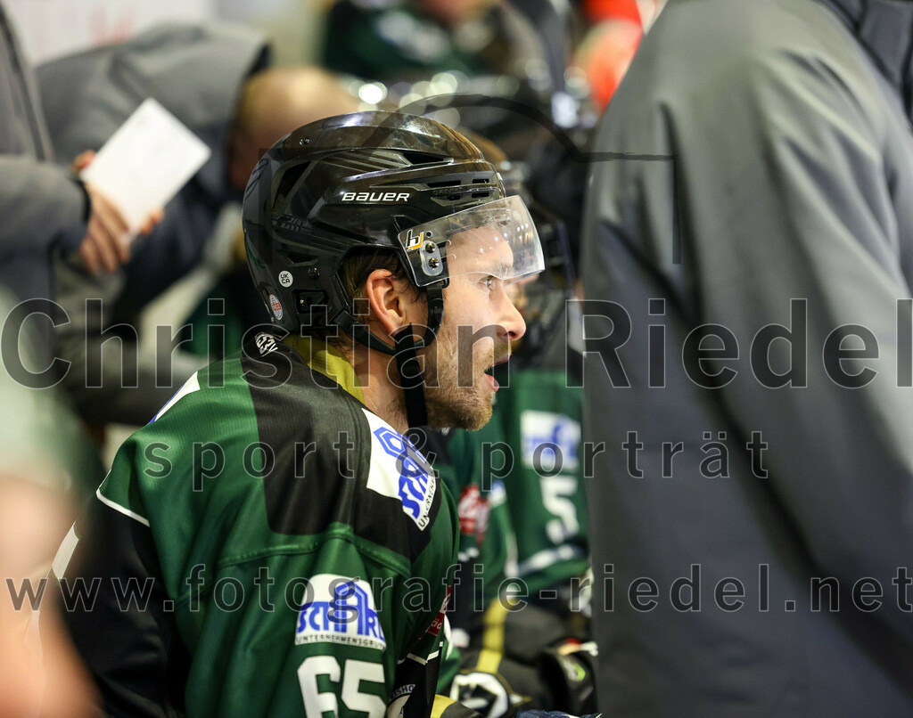 2022-12-09_149_TSV_Erding_gegen_EHC_Waldkraiburg | Erding, Deutschland, 09.12.2022:
Eishockey, Bayernliga 2022 / 2023, 19. Spieltag, TSV Erding gegen EHC Waldkraiburg, Endergebnis: 9:2

Thomas Plihal (Erding Gladiators, #65)

Foto: Christian Riedel / fotografie-riedel.net