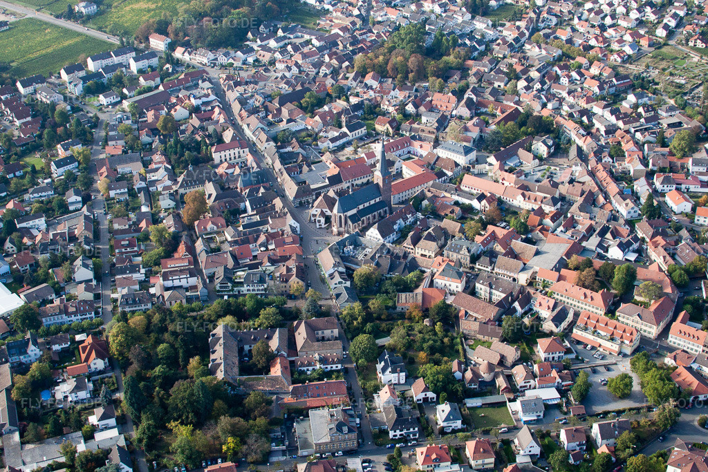 Luftbild: Altstadtbereich und Innenstadtzentrum in Deidesheim im Bundesland Rheinland-Pfalz in Deutschland. Foto: IMG_22002.jpg vom 15.10.2009 durch Werner Riehm/FLY-FOTO.de