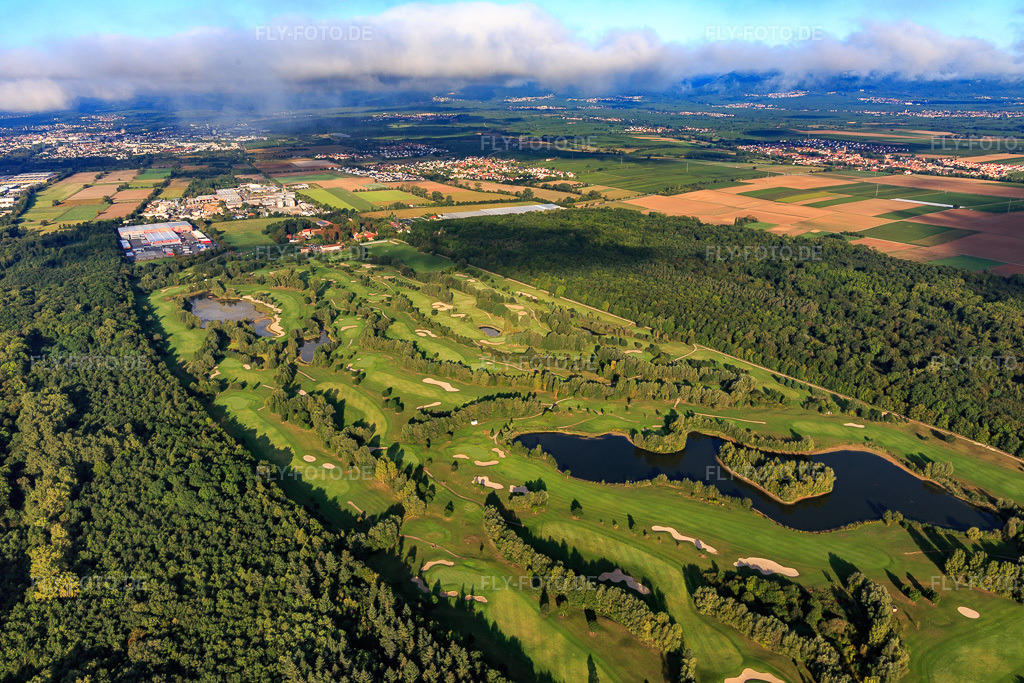 Luftbild: Golfanlage Landgut Dreihof - GOLF absolute morgens aus Südosten in Essingen im Bundesland Rheinland-Pfalz in Deutschland. Foto: IMG_103391.jpg vom 10.09.2017 durch Werner Riehm/FLY-FOTO.deGolfanlage Landgut Dreihof in Essingen bei Landau | GOLF absolute Rotationsgolf®