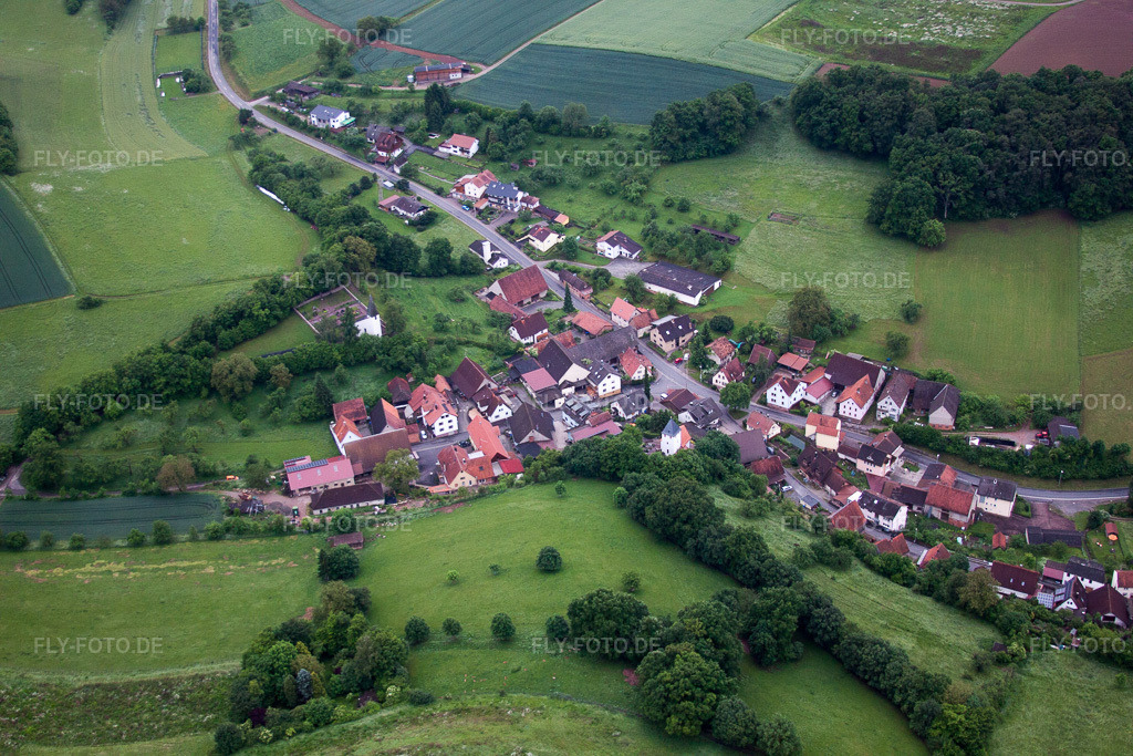 Luftbild: Ortsansicht aus Norden im Ortsteil Weickersgrüben in Gräfendorf im Bundesland Bayern in Deutschland. Foto: IMG_65999.jpg vom 30.05.2014 durch Werner Riehm/FLY-FOTO.de