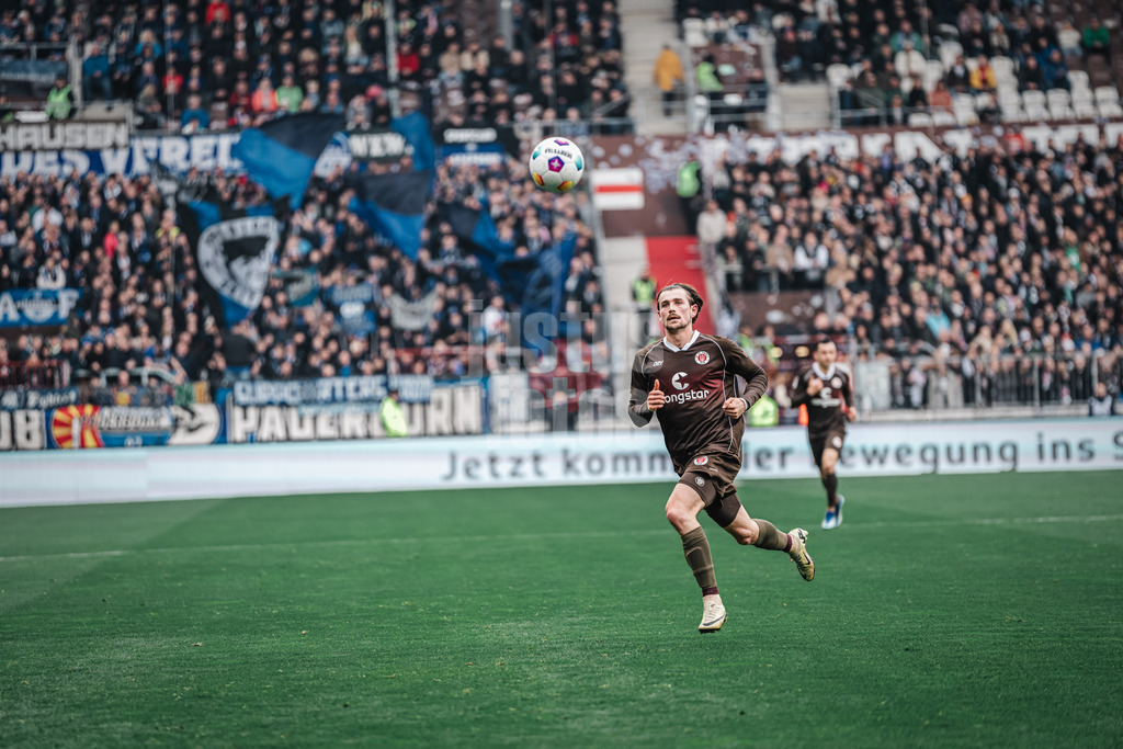 Fußball | Männer | Saison 2023/2024 | 2. Fußball-Bundesliga | 27. Spieltag | FC St. Pauli vs. SC Paderborn 07 | 31.03.2024 | Connor Metcalfe (#24, FC St. Pauli) bei der Ballannahme