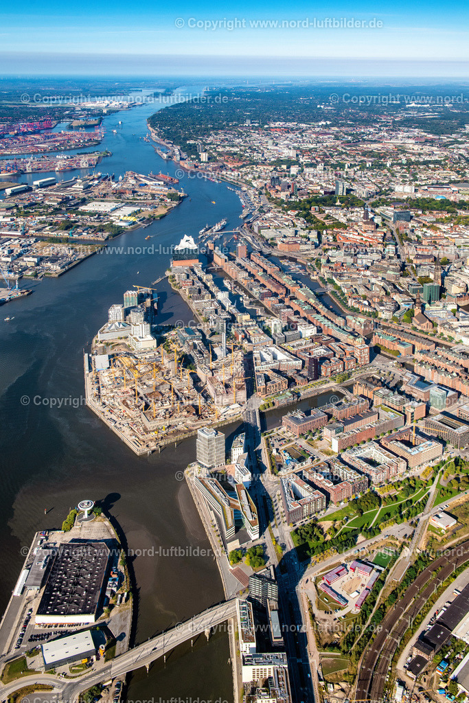 Hamburg_Hafencity_Sandtorkai_Baustelle_ELS_3908220922 | HAMBURG 22.09.2022 Baustelle zum Neubau des Gebäudekomplexes des Einkaufszentrum am Überseequartier am Chicagokai - Osakaallee im Bereich des ehemaligen Grasbrooks im Ortsteil Hafencity in Hamburg, Deutschland. Weiterführende Informationen bei: CHRISTIAN DE PORTZAMPARC,  Depenbrock Bau GmbH & Co. KG,  F + Z Baugesellschaft, Zweigniederlassung der Hecker Bau GmbH & Co. KG,  Stump-Franki Spezialtiefbau GmbH,  Unibail-Rodamco Germany GmbH,  Unibail-Rodamco ÜSQ Süd Quartiersmanagement GmbH. // Construction site for the new building complex of the shopping center at Ueberseequartier at Chicagokai - Osakaallee in the area of the former Grasbrooks in the Hafencity district in Hamburg, Germany. Further information at: CHRISTIAN DE PORTZAMPARC,  Depenbrock Bau GmbH & Co. KG,  F + Z Baugesellschaft, Zweigniederlassung der Hecker Bau GmbH & Co. KG,  Stump-Franki Spezialtiefbau GmbH,  Unibail-Rodamco Germany GmbH,  Unibail-Rodamco UeSQ Sued Quartiersmanagement GmbH. Foto: Martin Elsen