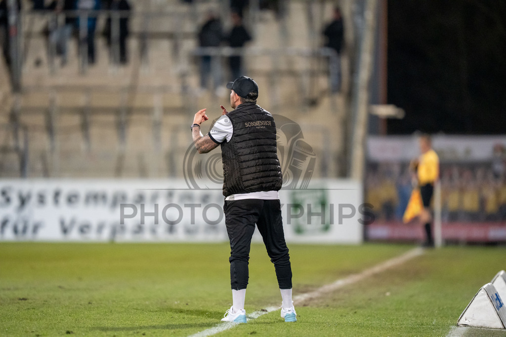 SG Sonnenhof Grossaspach vs. SSV Ulm 1846 Fussball, Fussball, WFV-Pokal, Viertelfinale, 01.04.2026 | Pascal Reinhardt (Trainer SG Sonnenhof Großaspach) feuert seine Truppe an,SG Sonnenhof Grossaspach vs. SSV Ulm 1846 Fussball, Fussball, WFV-Pokal, Viertelfinale, 01.04.2026