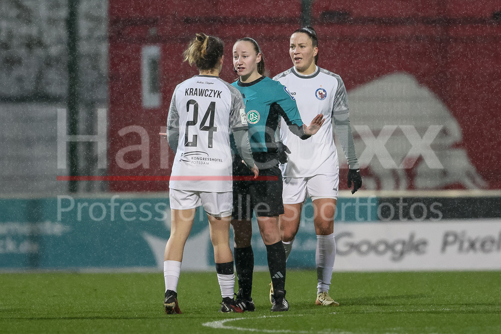 Fussball, Google Pixel Frauen-Bundesliga, RB Leipzig - 1. FFC Turbine Potsdam | v.li.: Caroline Krawczyk (1. FFC Turbine Potsdam, 24) wird von Schiedsrichterin Lara Wolf ermahnt, angesprochen, DIE DFB-RICHTLINIEN UNTERSAGEN JEGLICHE NUTZUNG VON FOTOS ALS SEQUENZBILDER UND/ODER VIDEOÄHNLICHE FOTOSTRECKEN. DFB REGULATIONS PROHIBIT ANY USE OF PHOTOGRAPHS AS IMAGE SEQUENCES AND/OR QUASI-VIDEO.