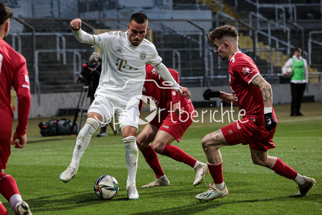 Türkgücü München - FC Bayern Amateure | Arijon IBRAHIMOVIC (FCB #13) im Duell mit Sascha HINGERL (TGM #14)