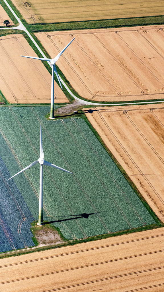 dr__0038801.jpg | BROKREIHE 23.07.2019 Windenergieanlagen ( WEA ) - Windrad- auf einem Feld in Brokreihe im Bundesland Schleswig-Holstein, Deutschland. // Wind turbine windmills on a field in Brokreihe in the state Schleswig-Holstein, Germany. Foto: Daniel Reiter