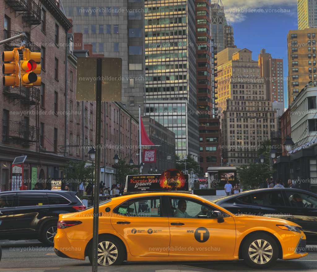 Sommer am South Street Seaport – Leben, Leichtigkeit und New York Vibes | South Street Seaport im Sommer – ein Ort voller Leben und Energie. Hier treffen sich Menschen, um zu bummeln, die maritime Atmosphäre zu genießen und den leichten Wind vom River zu spüren. Die historischen Gebäude und modernen Elemente verschmelzen zu einer Kulisse, die den Charme von Downtown Manhattan perfekt einfängt. Gelbe Taxis (Yellow Cabs) kommen und gehen, während Besucher die Restaurants, Shops und offenen Plätze erkunden. Dieses Foto zeigt die Leichtigkeit des Sommers in New York: ein Ort, an dem man verweilen, durchatmen und die urbane Vielfalt erleben kann. Die Kombination aus Wasser, Architektur und Bewegung macht den Seaport zu einem der schönsten Plätze für echte New York Vibes – ein Stück Stadtgeschichte, das sich immer wieder neu erfindet.