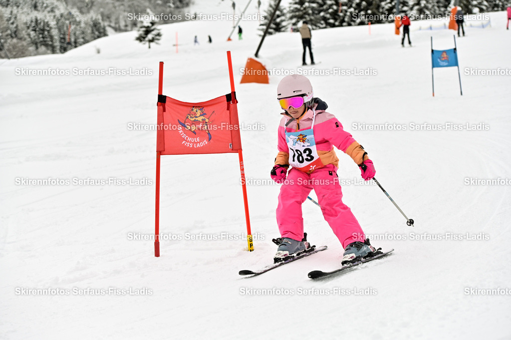 SRF_20.02.2026_0944 | Skirennfotos,Serfaus,Fiss,Ladis,Kinderskirennen,Winter,Tirol,Oberland,skirace,SFL,feelfree,weil wir's genießen,ski,Ski,skifahren,Sonnenplateau, - Realisiert mit Pictrs.com