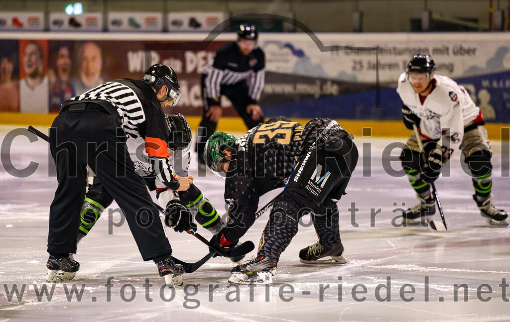 2024-03-08_001_TSV_Erding_gegen_EHC_Koenigsbrunn | Erding, Deutschland, 08.03.2024:
Eishockey, Bayernliga Playoffs 2023 / 2024, 1. Spieltag, TSV Erding gegen EHC Königsbrunn, Endergebnis: 3:0

Julian Becher (EHC Königsbrunn, #98), Thomas Plihal (Erding Gladiators, #39)

Foto: Christian Riedel / fotografie-riedel.net