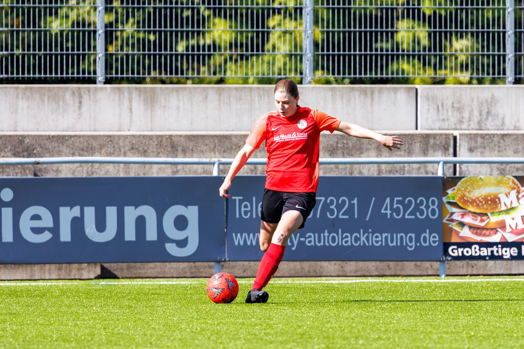 FCHHÜT_251003_4067 | 1.FC Heidenheim 1846 II vs. TSV Hüttlingen, Fußball, Frauen, Bezirkspokal, 2025/2026, 1.Runde, 03.10.2025 in Mergelstetten, Sportplatz 2(Foto: Michael Bulling) - Realisiert mit Pictrs.com