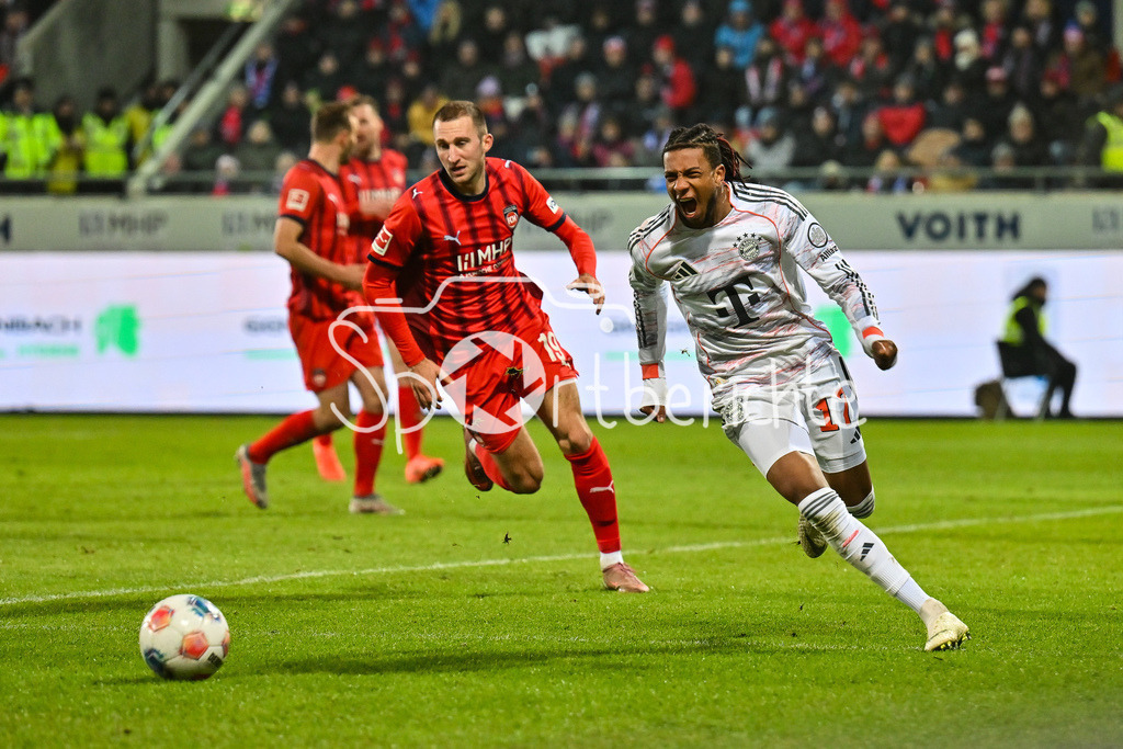 1. FC Heidenheim - FC Bayern München | HEIDENHEIM, GERMANY - 21. DECEMBER: hier ärgert sich Michael OLISE (FC Bayern Munich 17) über eine vergebene Chance während dem Bundesligamatch zwischen dem 1. FC Heidenheim und dem FC Bayern München am 15. Spieltag in der Voith-Arena / DFL REGULATIONS PROHIBIT ANY USE OF PHOTOGRAPHS AS IMAGE SEQUENCES AND/OR QUASI-VIDEO