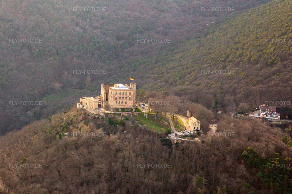 Luftbild: Hambacher Schloß im Frühling im Ortsteil Diedesfeld in Neustadt im Bundesland Rheinland-Pfalz in Deutschland. Foto: IMG_139992.jpg vom 14.03.2024 durch Werner Riehm/FLY-FOTO.deStiftung Hambacher SchlossStiftung Hambacher Schloss | Das Hambacher Schloss ist eine lebendige Stätte deutscher und europäischer Demokratiegeschichte