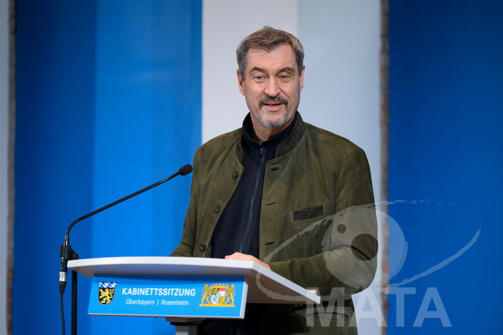 _DW04794 | Bayerns Ministerpräsident Markus Söder (CSU) bei einer Pressekonferenz im Lokschuppen. Rosenheim, 02.12.2025 Bayern Deutschland - Realized with Pictrs.com