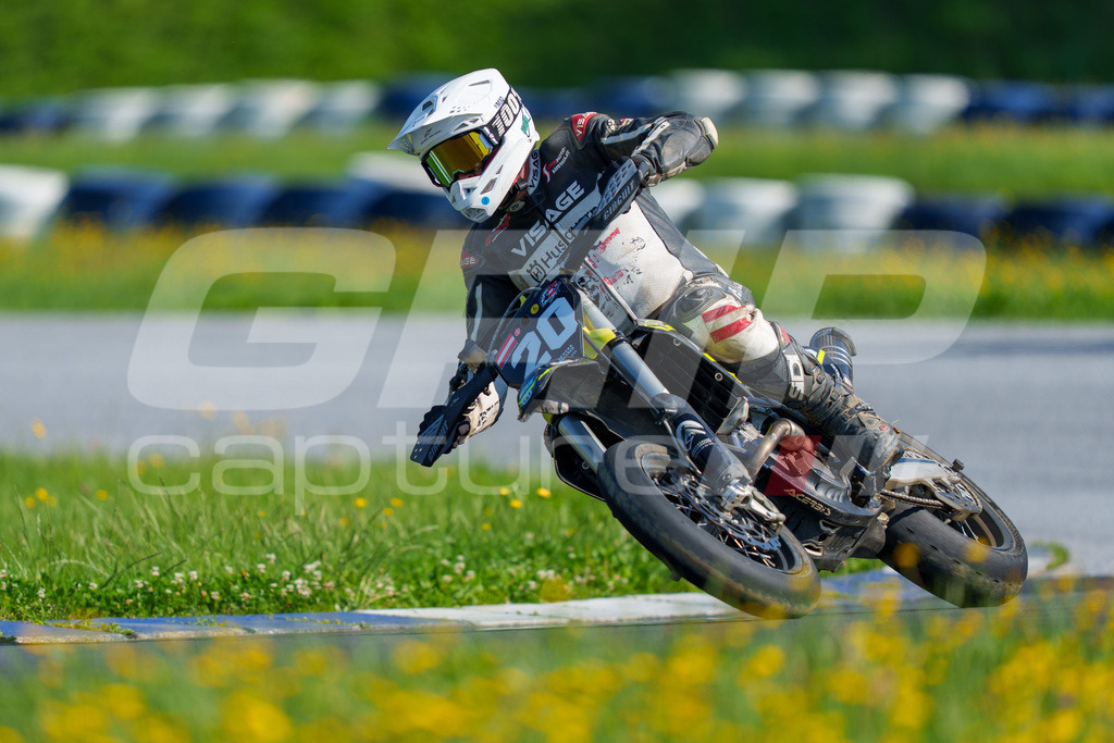 SuperMoto_Staatsmeisterschaft_Greinbach_131 | GRIPcapture steht für authentische Sportfotografie in Österreich – für Momente, die mehr sind als Geschwindigkeit oder Ergebnis. Es geht um Emotion, Spannung, Fokus und den Augenblick, der oft nur einen Wimpernschlag dauert.Ob Motorsport, Teamsport oder 