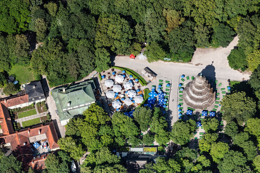 dr__0056667.jpg | MüNCHEN 13.07.2020 Der Chinesische Turm mit Biergarten im Englischen Garten in München Schwabing im Bundesland Bayern. Bei hochsommerlichen Temperaturen sind kaum Gäste an den Tischen und Sitzbänken in der Sonne zu sehen. Im Restaurant ist für eine Feier gedeckt. Der Chinesische Turm ist auch als Chinaturm oder Große Pagode bekannt. Weiterführende Informationen bei: Restaurant am Chinesischen Turm Haberl GmbH. // The Chinese Tower beer garden in English Garden in Munich Schwabing in the state Bavaria. In high summer temperatures hardly any guests can be seen at the tables and benches in the sun. The restaurant is set for a celebration. Further information at: Restaurant am Chinesischen Turm Haberl GmbH. Foto: Daniel Reiter