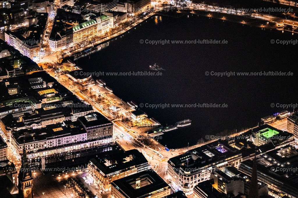 Hamburg_Alster_Jungfernstieg_Nachtaufnahme_ELS_6663060325 | HAMBURG 06.03.2025 Nacht- Lichter und Beleuchtung Uferbereiche und Jungfernstieg am Seegebiet der Binnenalster mit Blick auf die Lombardsbrücke und die Kennedybrücke in Hamburg, Deutschland. // Night lighting Riparian areas on Jungfernstieg in the lake area of Binnenalster overlooking the Lombardsbruecke and the Kennedybruecke in Hamburg, Germany. Foto: Martin Elsen