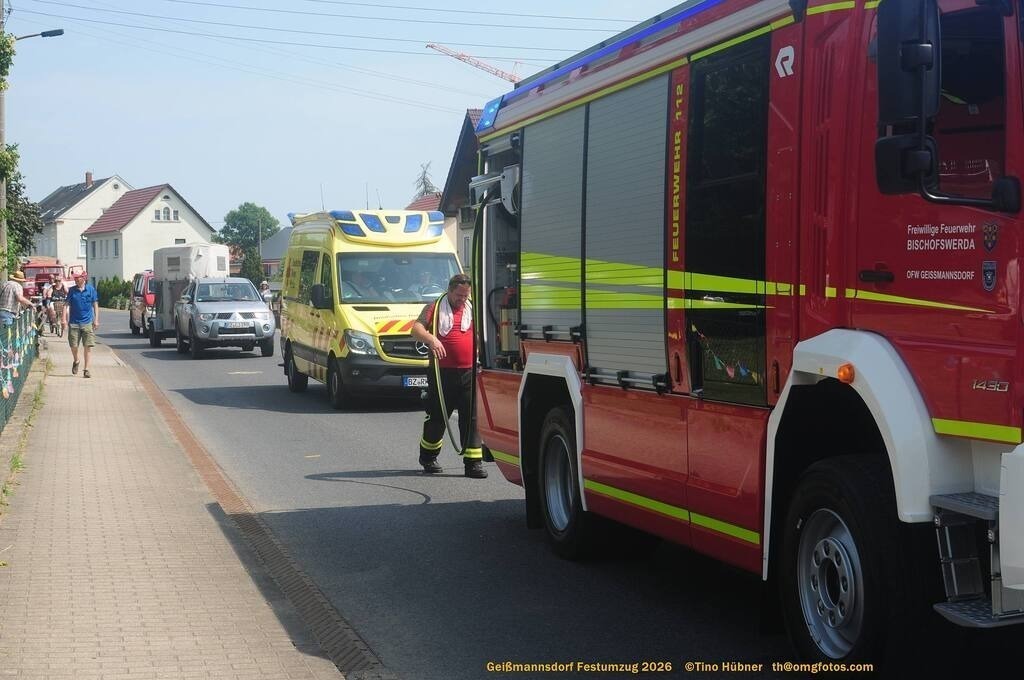 Geißmannsdorf-2026-Festumzug-205 | Festumzug in Geißmannsdorf bei Bischofswerda im Juni 2026. Fotografische Eindrücke und Momentaufnahmen vom Festumzug anläßlich des 800-jährigen Bestehens von Geißmannsdorf - mit Teilnehmern und Gästen, Strohpuppen und geschmückten Vorgärten und Grundstücken - Realisiert mit Pictrs.com