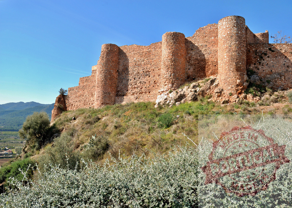 Eslida Castle in Spain showing ancient ruined walls | Ancient stone walls of Eslida Castle ruins standing on a hillside under a clear blue sky - Realisiert mit Pictrs.com