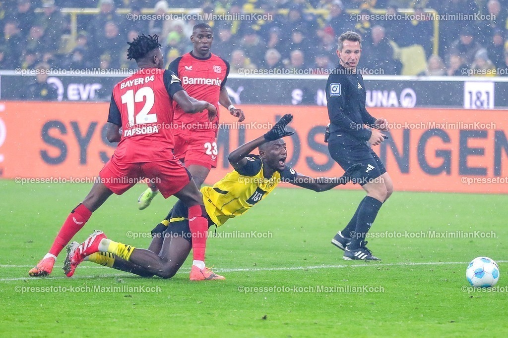 BVB10012501103 | 10.01.2025, Fußball, Borussia Dortmund - Bayer 04 Leverkusen, 1. Fußball Bundesliga, 16. Spieltag, Signal Iduna Park, Saison 2024 2025: Edmond Tapsoba (Bayer04 Leverkusen #12) im Zweikampf gegen Serhou Guirassy (BVB #9)DFB regulations prohibit any use of photographs as image sequences and or quasi-video.