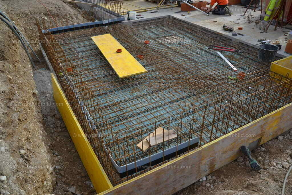 Bodenplatte WU-Beton | Mit Schaltafeln abgeschalte Fundamentplatte, mit zweilagiger Bewehrung aus Baustahlmatten