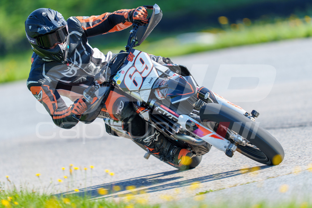 SuperMoto_Staatsmeisterschaft_Greinbach_074 | GRIPcapture steht für authentische Sportfotografie in Österreich – für Momente, die mehr sind als Geschwindigkeit oder Ergebnis. Es geht um Emotion, Spannung, Fokus und den Augenblick, der oft nur einen Wimpernschlag dauert.Ob Motorsport, Teamsport oder 