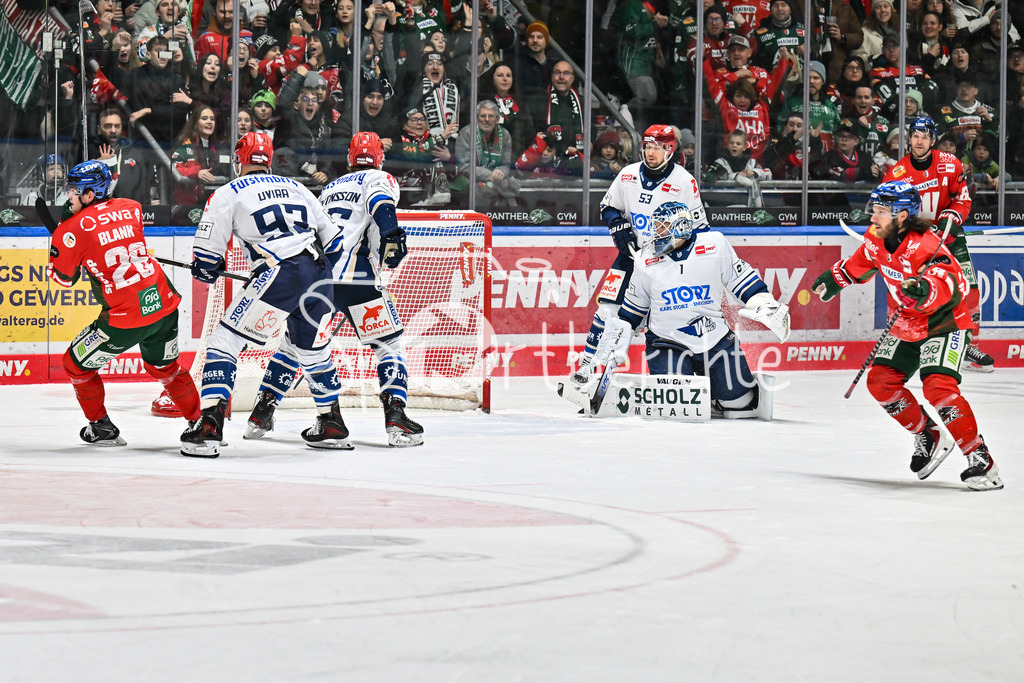Augsburger Panther - Schwenninger Wild Wings | AUGSBURG, GERMANY - 02. JANUARY: Jubel der Panther nach dem Treffer zum 6-5 durch Anthony LOUIS (Augsburger Panther 18) / Tor / Torschuetze / Freude / Happy während dem Match zwischen den Augsburger Panthern und den Schwenninger Wild Wings am 35. Spieltag der Penny DEL im Curt Frenzel Stadion