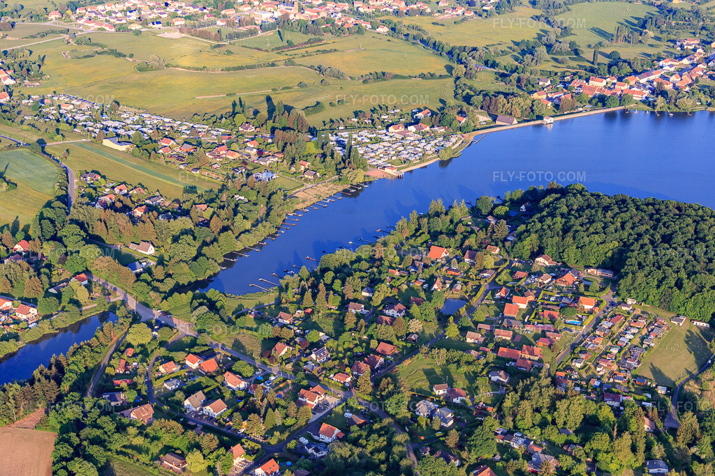 Aerial view: Bridge over the Étang de Hirbach in Holving in the state Moselle, France. – Photo: IMG_107370.jpg taken on 05/19/2018 by Werner Riehm/FLY-FOTO.com – Resolution of the original: 5472 x 3648 px