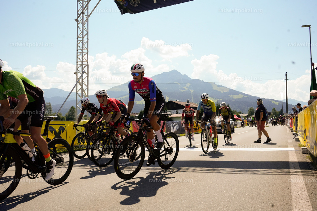 139_20230817_Bewerb_Maenner_Muehlanger | AUT - OESTERREICH, 2023-08-16: SPORT RENNRAD-FAHREN - 55. INTERNATIONALER RADWELTPOKAL IN ST. JOHANN IN TIROL  - Vintage-Radrennen mit WM-Bronze-Medaillen-Siegerin Christina Schweinberger, den Teilnehmer und Alexander Baumann (vom Orginastions-Team) - TAG 2 BEWERB MAENNER IN SECHS GRUPPEN  ; Foto: Roland Muehlanger
