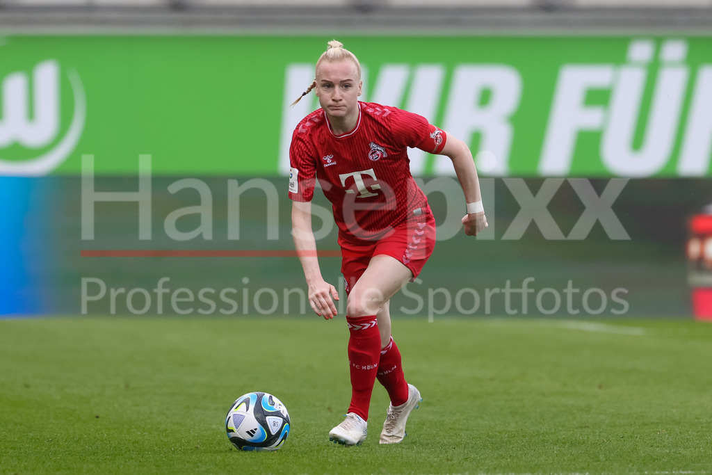 Fussball, Google Pixel Frauen-Bundesliga, VfL Wolfsburg - 1. FC Köln | v.li.: Anna Gerhardt (1. FC Köln, 21) am Ball, Freisteller, Einzelbild, Ganzkörper, Aktion, Action, Spielszene, DIE DFB-RICHTLINIEN UNTERSAGEN JEGLICHE NUTZUNG VON FOTOS ALS SEQUENZBILDER UND/ODER VIDEOÄHNLICHE FOTOSTRECKEN. DFB REGULATIONS PROHIBIT ANY USE OF PHOTOGRAPHS AS IMAGE SEQUENCES AND/OR QUASI-VIDEO.