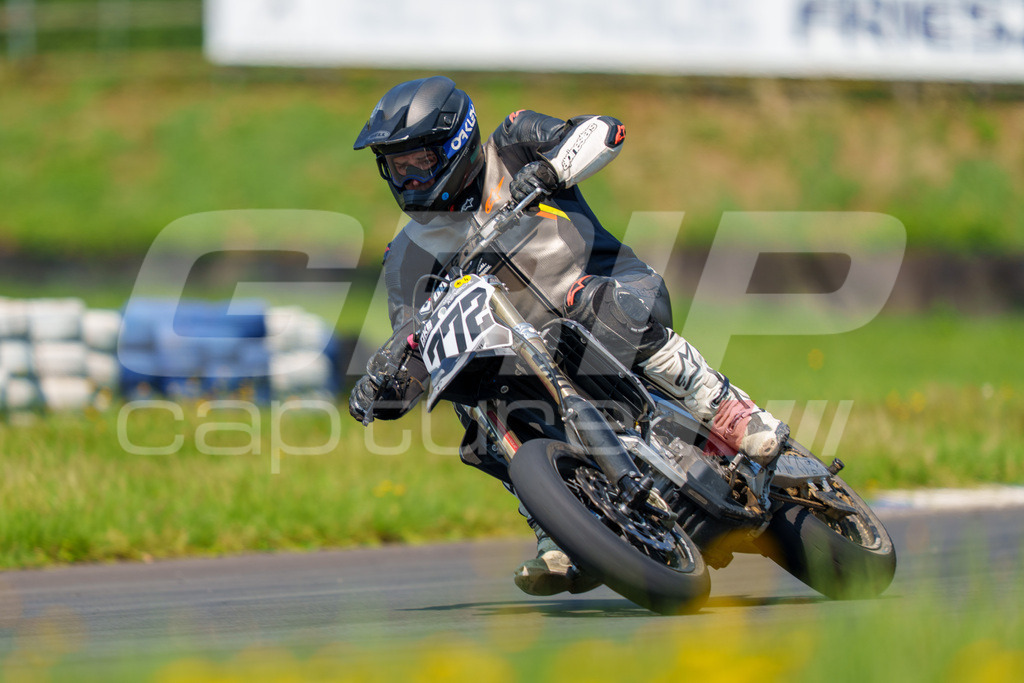 G-Cup + Supermoto Staatsmeisterschaft + Hungarian Supermoto Championship | GRIPcapture steht für authentische Sportfotografie in Österreich – für Momente, die mehr sind als Geschwindigkeit oder Ergebnis. Es geht um Emotion, Spannung, Fokus und den Augenblick, der oft nur einen Wimpernschlag dauert.Ob Motorsport, Teamsport oder 