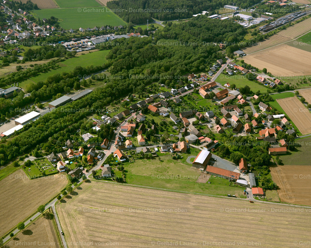 2638773 | CALBECHT 23.08.2006 Landwirtschaftliche Nutzflächen und Feldgrenzen  umsäumen das Siedlungsgebiet des Dorfes in Calbecht im Bundesland Niedersachsen, Deutschland // Agricultural land and field boundaries surround the settlement area of the village  in Calbecht in the state Lower Saxony, Germany Foto: Gerhard Launer