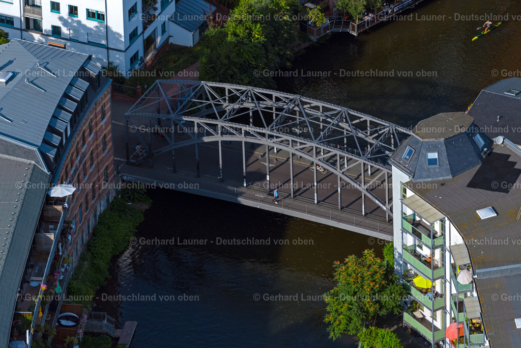 4040289 | LEIPZIG 14.09.2020 Fluß - Brückenbauwerk zur Überquerung "Könneritzbrücke" entlang der Könneritzstraße im Ortsteil Plagwitz in Leipzig im Bundesland Sachsen, Deutschland. // River - bridge construction "Koenneritzbruecke" along the Koenneritzstrasse in the district Plagwitz in Leipzig in the state Saxony, Germany. Foto: Gerhard Launer