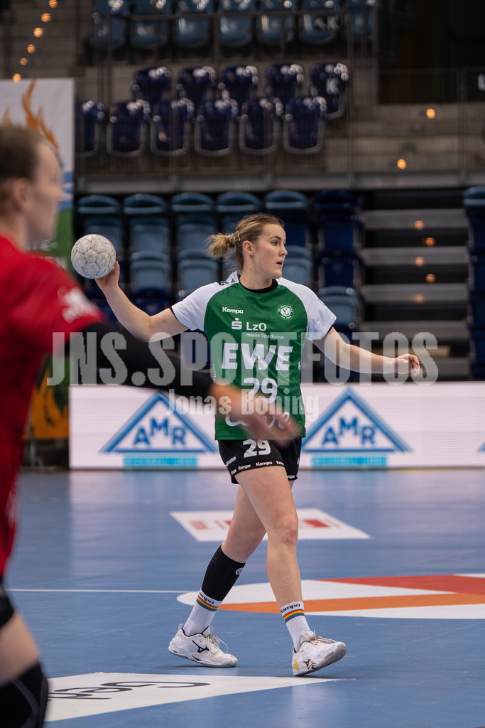 Handball I Frauen I Saison 2025-2026 I 1. HBF I 17. Spieltag I VFL Oldenburg - Thüringer HC I 0191 | Paulina Golla (29, VfL Oldenburg) - Realisiert mit Pictrs.com